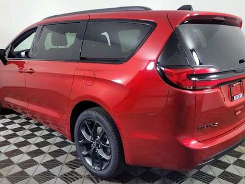 New 2026 Chrysler Pacifica Limited w/ S Appearance Package image 5