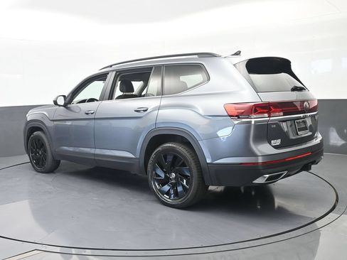Used 2024 Volkswagen Atlas SE w/ Panoramic Sunroof Package FWD image 4