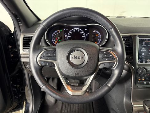 Used 2018 Jeep Grand Cherokee Altitude RWD image 17