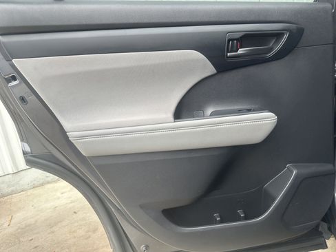 Used 2023 Toyota Highlander LE image 14