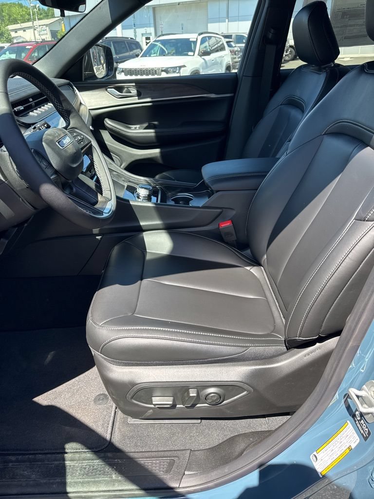 New 2026 Jeep Grand Cherokee L Limited w/ MOPAR Finishing Package AWD/4WD image 9