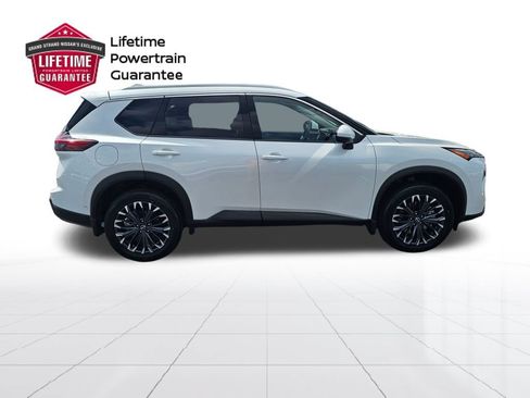 Used 2025 Nissan Rogue SL w/ Tech Package FWD image 6