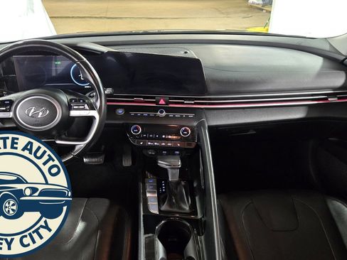 Used 2023 Hyundai Elantra Limited w/ Preferred Accessory Package image 26