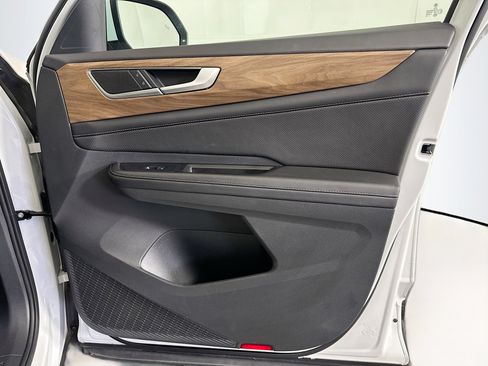 Used 2025 Volkswagen Atlas SE FWD image 33