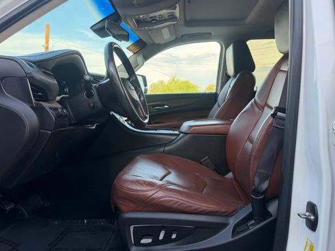 Used 2016 Cadillac Escalade Luxury AWD/4WD image 9