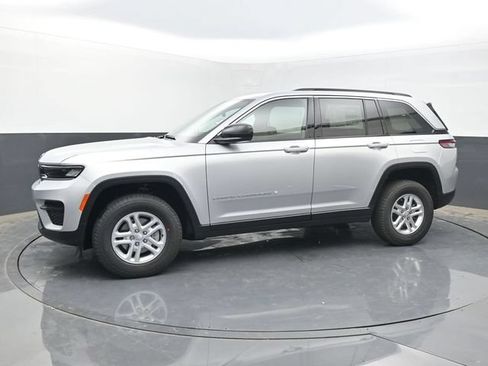 Used 2025 Jeep Grand Cherokee Laredo AWD/4WD image 2