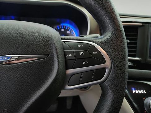 Used 2020 Chrysler Voyager L FWD image 17