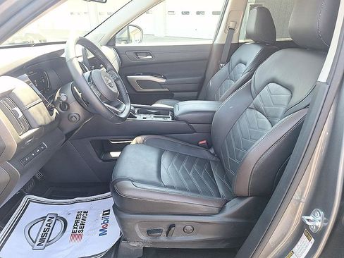Used 2025 Nissan Pathfinder Platinum w/ Cargo Package FWD image 11