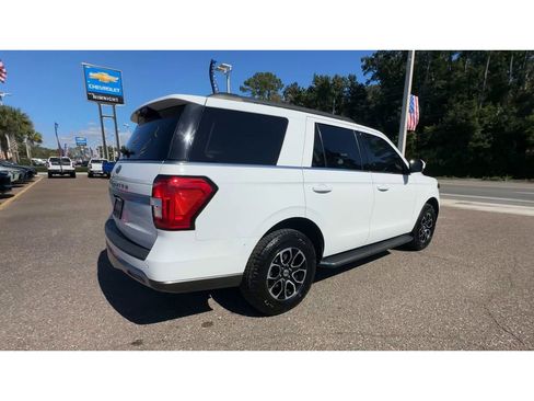 Used 2022 Ford Expedition XLT image 2