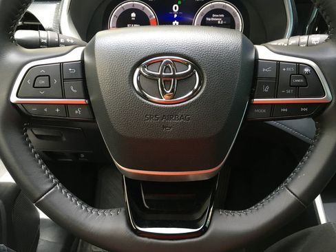 Used 2025 Toyota Highlander XSE AWD/4WD image 14