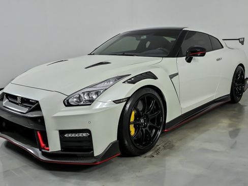 Used 2020 Nissan GT-R NISMO AWD/4WD image 6