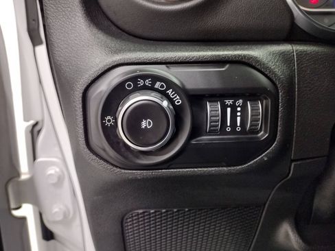 Used 2020 Jeep Wrangler Unlimited Sahara AWD/4WD image 31