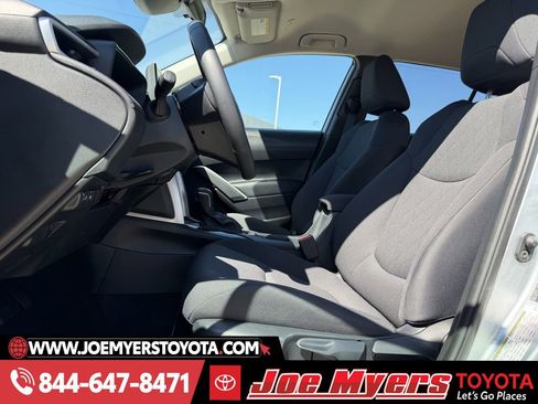 Used 2025 Toyota Corolla Cross LE image 27