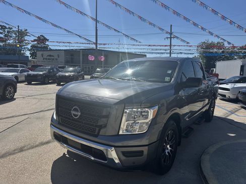 Used 2024 Nissan Titan SV w/ SV Convenience Package image 3