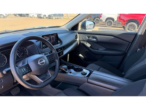 Used 2025 Nissan Rogue SV image 9