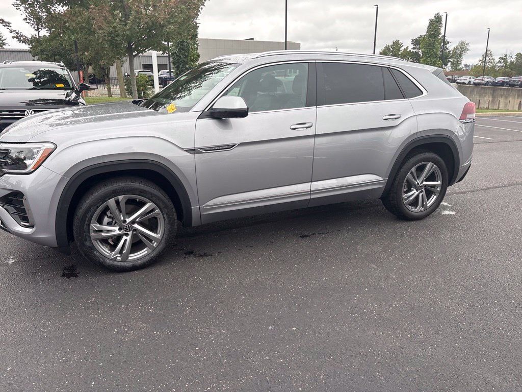 Used 2024 Volkswagen Atlas Cross Sport SEL R-Line AWD/4WD image 3