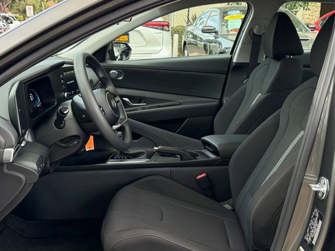 Used 2025 Hyundai Elantra SE FWD image 31