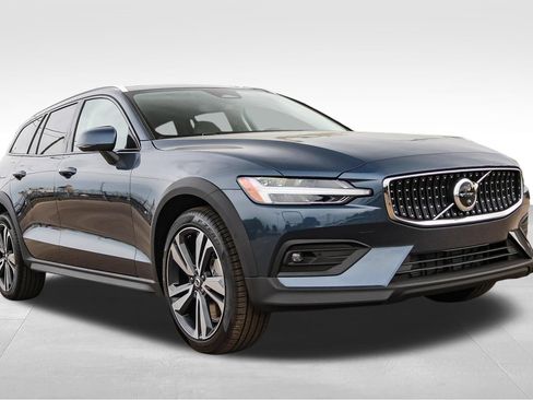 New 2026 Volvo V60 B5 Cross Country Plus w/ Climate Package AWD/4WD image 3