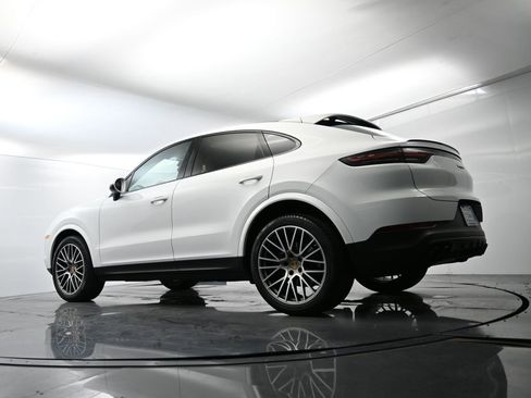 Certified 2022 Porsche Cayenne Platinum Edition image 49