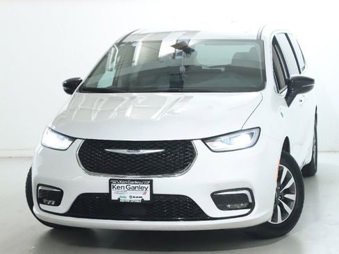 Used 2024 Chrysler Pacifica Select image 3