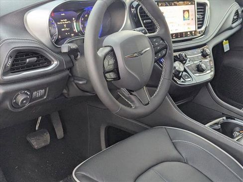 New 2026 Chrysler Pacifica Limited w/ S Appearance Package image 3