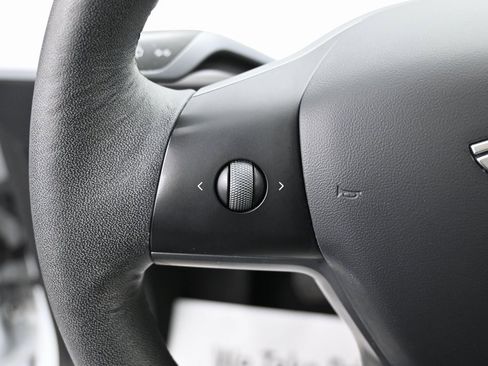 Used 2022 Tesla Model Y Long Range image 18