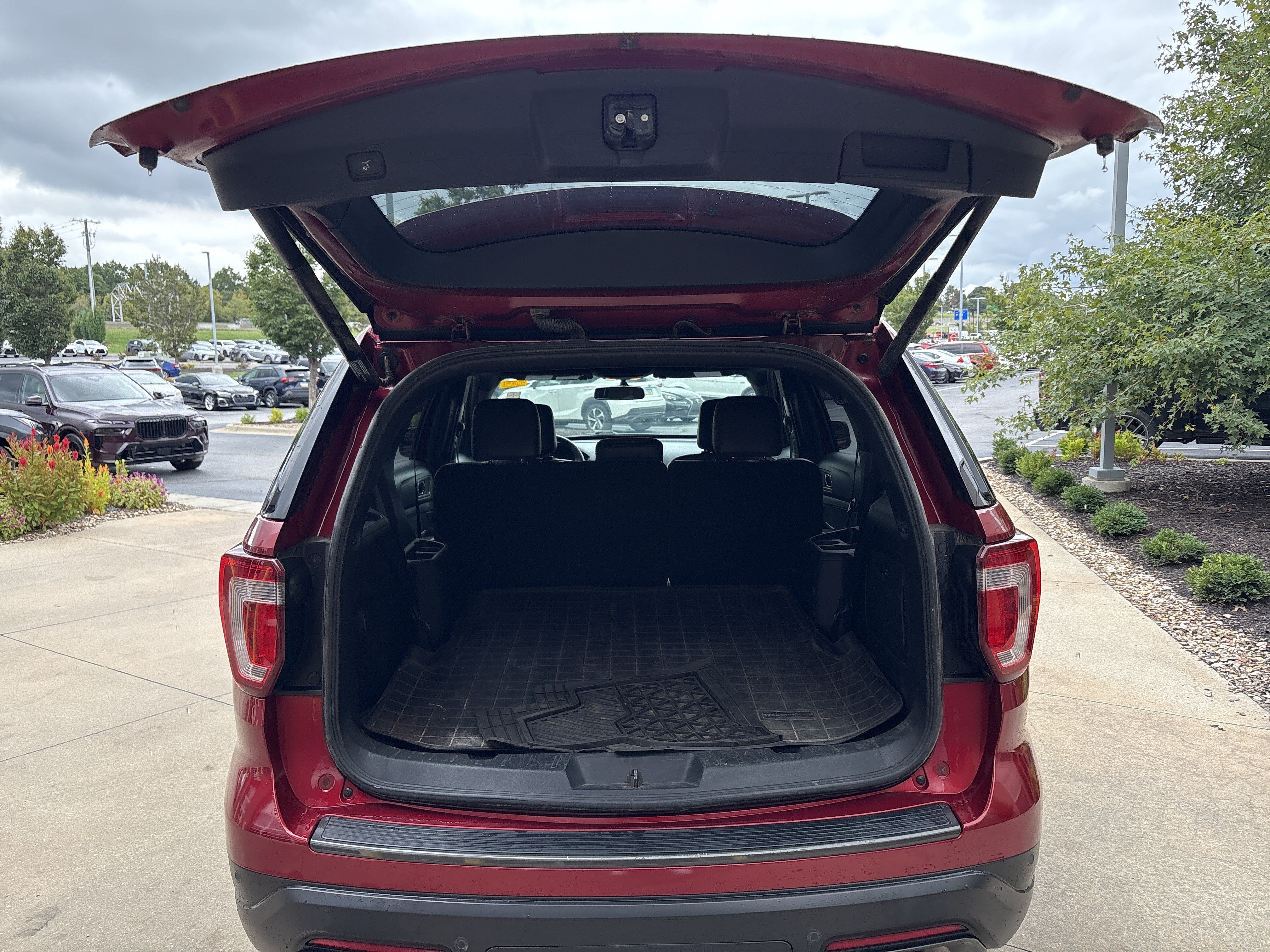 Used 2018 Ford Explorer XLT w/ Equipment Group 202A FWD image 31