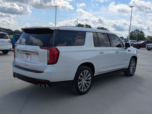 Used 2023 GMC Yukon XL Denali w/ Advanced Technology Package AWD/4WD image 5