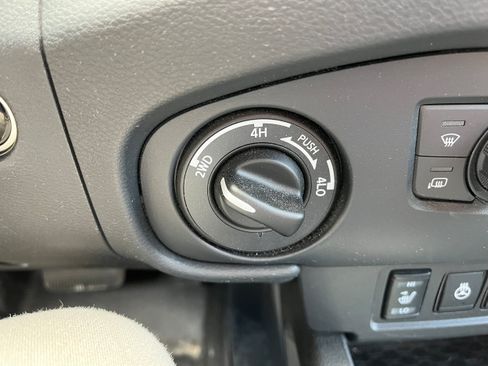 Used 2022 Nissan Frontier SV AWD/4WD image 22