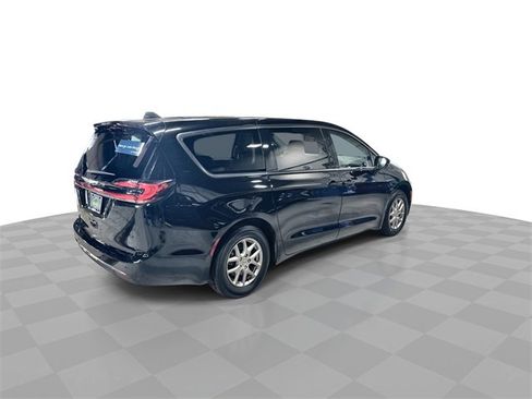 Used 2024 Chrysler Pacifica Touring-L image 8