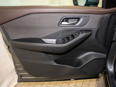 Used 2023 Nissan Rogue SV image 11