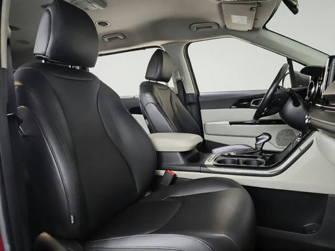 Used 2022 Kia Carnival EX FWD image 25