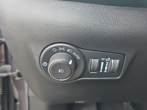 Used 2023 Jeep Compass Latitude w/ Sun and Sound Group AWD/4WD image 15