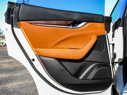 Used 2021 Maserati Levante image 11