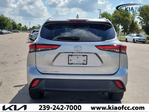 Used 2022 Toyota Highlander XLE FWD image 5
