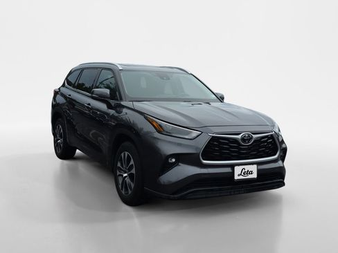 Used 2022 Toyota Highlander XLE FWD image 2
