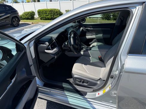 Used 2024 Toyota Camry SE image 4