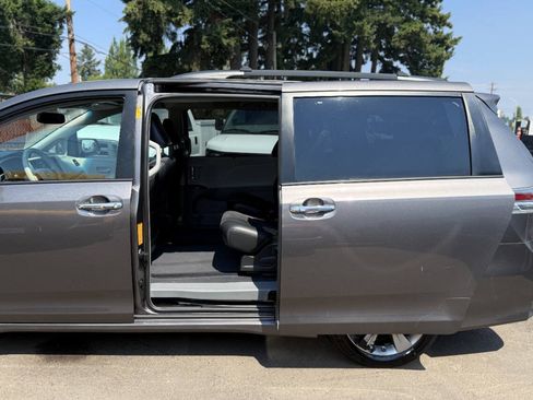Used 2013 Toyota Sienna SE FWD image 11