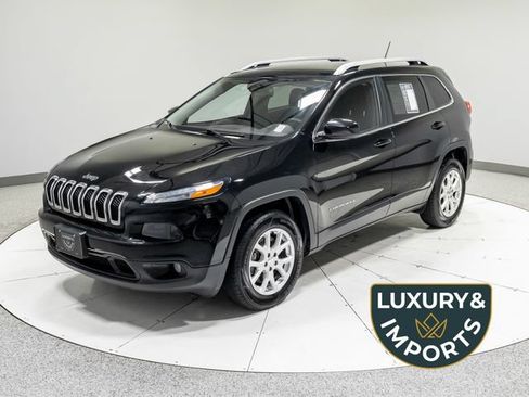 Used 2018 Jeep Cherokee Latitude w/ Safety Group AWD/4WD image 1