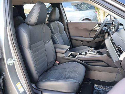 Used 2024 Mitsubishi Outlander SE image 23