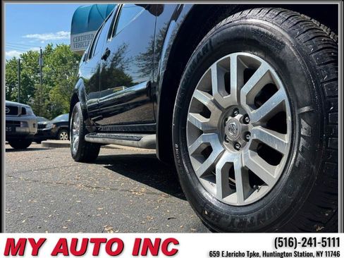 Used 2011 Nissan Pathfinder LE w/ Navigation Pkg image 9