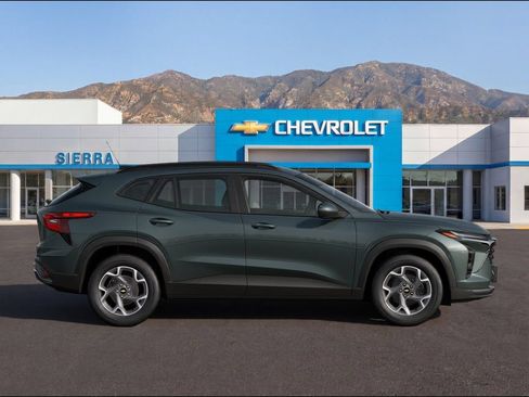 New 2026 Chevrolet Trax LT w/ LT Convenience Package FWD image 3
