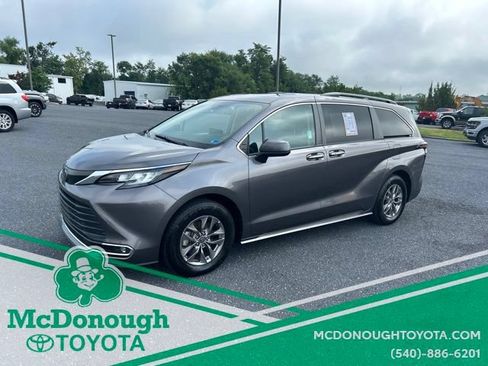 Used 2023 Toyota Sienna XLE FWD image 1