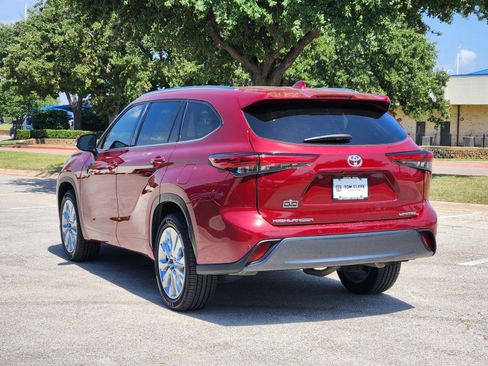 Used 2021 Toyota Highlander Limited FWD image 4