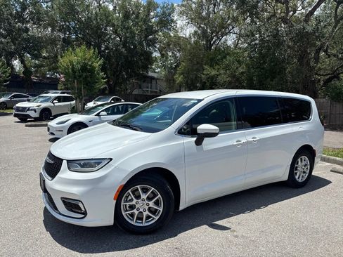 Used 2023 Chrysler Pacifica Touring-L FWD image 3