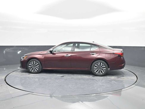 Used 2024 Nissan Altima 2.5 SV image 5