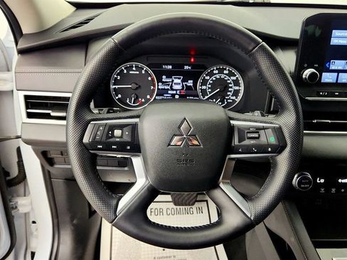 Used 2023 Mitsubishi Outlander SE FWD image 11