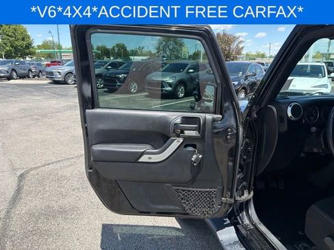 Used 2017 Jeep Wrangler Unlimited Sahara w/ Connectivity Group AWD/4WD image 20