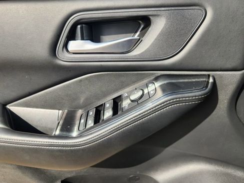 Used 2025 Nissan Rogue SV image 21