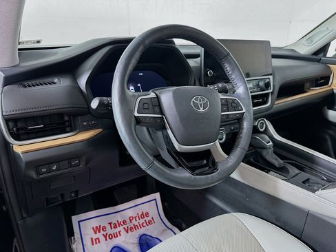 Used 2024 Toyota Grand Highlander AWD image 9